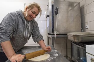 Ukrajinští uprchlíci zvyšují Čechům mzdy. Dělají práci, kterou místní nechtějí, říká ekonomka